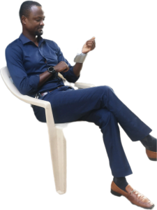 Dr. Adina amekaa na ameweka kiganja usawa wa moyo kuonesha namna sahihi ya kupima presha kwa kipimo cha kiganjani