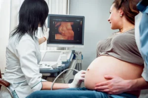 Mhudumu wa afya akimfanyia mjamzito kipimo cha ultrasound