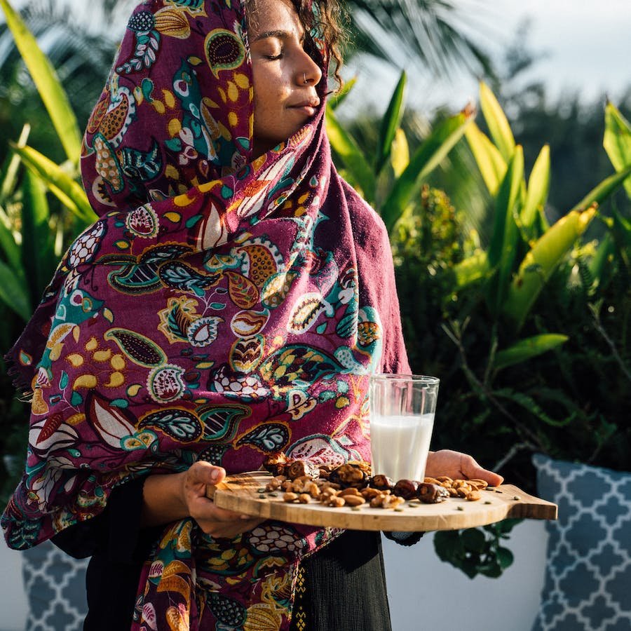 mwanamke amebeba maziwa na tende na korosho